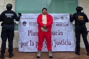 Las corporaciones de seguridad federales trasladaron bajo un estricto operativo al detenido hacia las instalaciones de la fiscalía general.