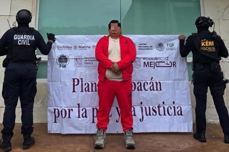 Las corporaciones de seguridad federales trasladaron bajo un estricto operativo al detenido hacia las instalaciones de la fiscalía general.