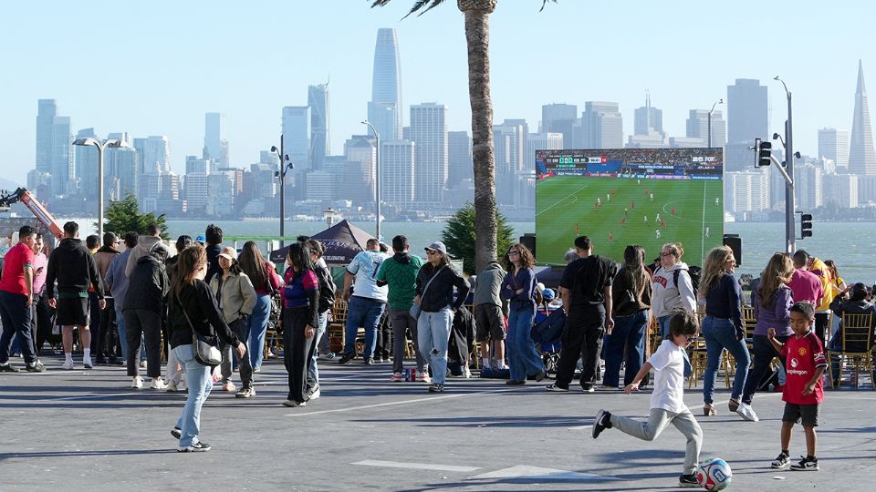 Unidades de emergencia resguardan el perímetro de San Pedro Square en California tras reportarse detonaciones en el Fan Fest.