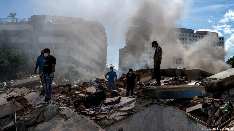 Ciudadanos de Caracas permanecen en las calles tras evacuar edificios residenciales y de oficinas por la fuerte réplica matutina.