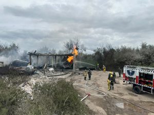 Elementos de rescate realizan maniobras de enfriamiento en los autotanques tras la fuerte explosión en Tepeaca que alarmó a la población.