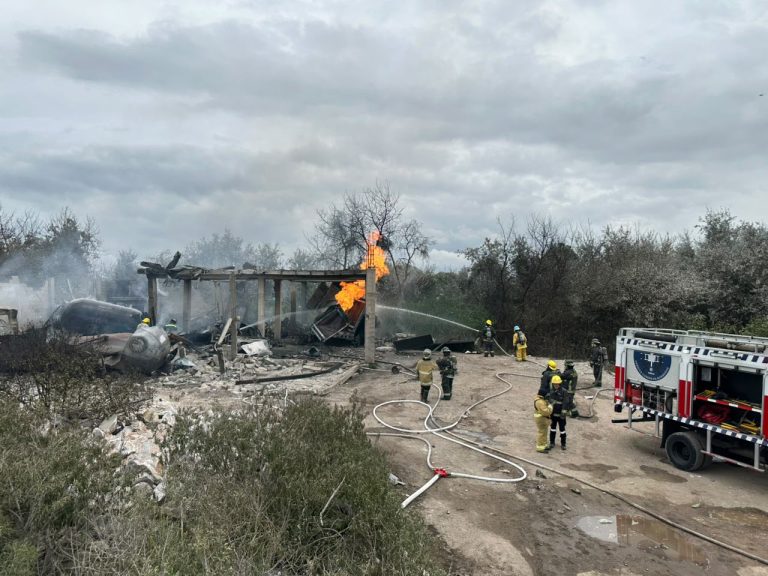 Elementos de rescate realizan maniobras de enfriamiento en los autotanques tras la fuerte explosión en Tepeaca que alarmó a la población.