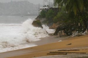 Las fuertes lluvias causadas por el ciclón tropical afectan las comunidades de la costa sur del país.