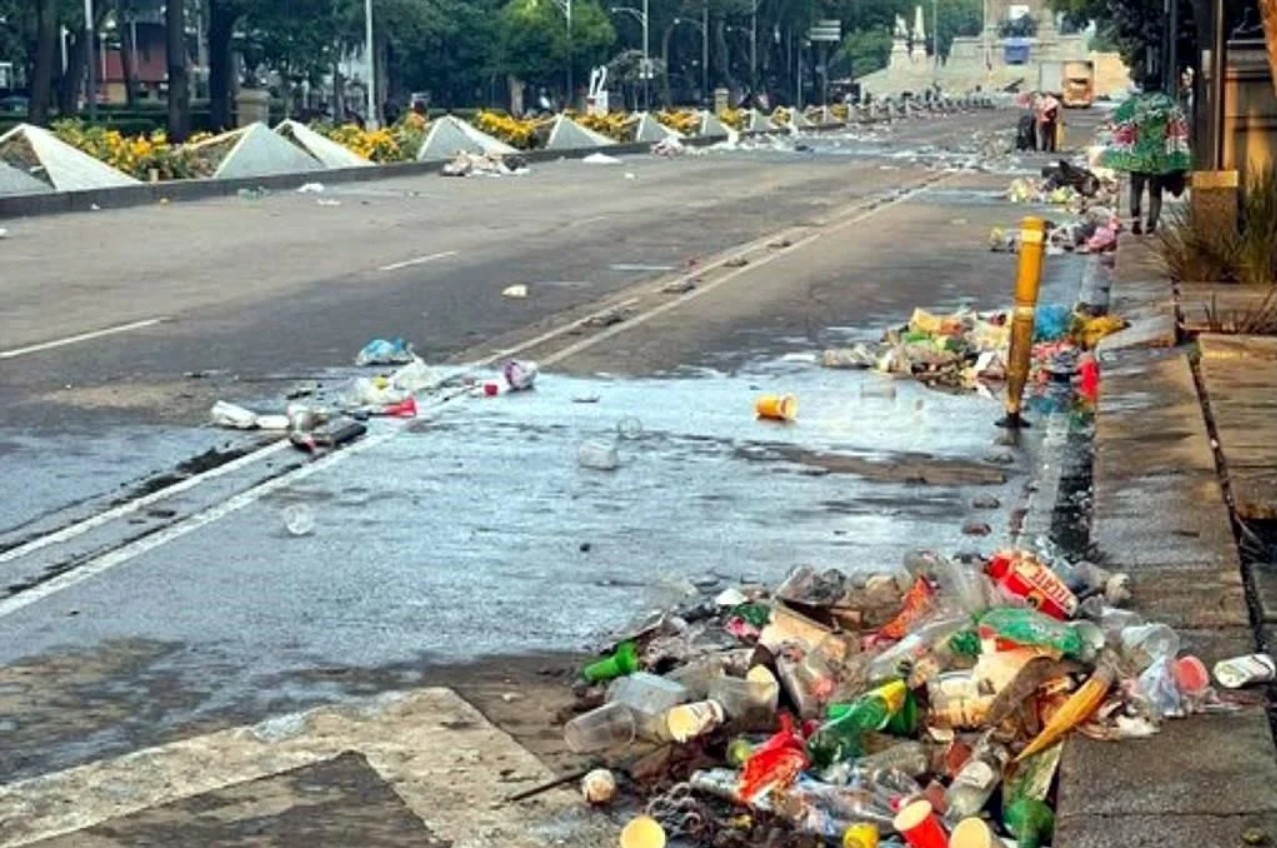 Las cuadrillas de limpia recogieron toneladas de residuos plásticos acumulados tras el triunfo de la Selección de México.