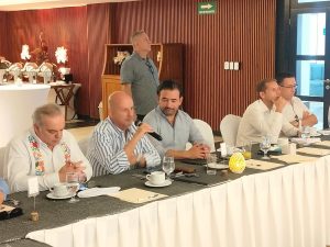 Integrantes de la Asociación de Hoteles de la Riviera Maya analizan las proyecciones de ocupación turística durante su reciente Asamblea General.