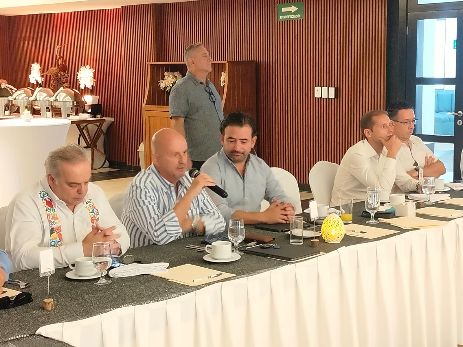 Integrantes de la Asociación de Hoteles de la Riviera Maya analizan las proyecciones de ocupación turística durante su reciente Asamblea General.