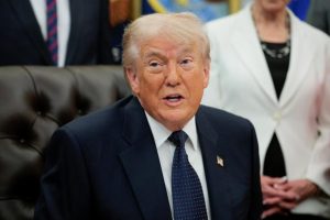 El presidente Donald Trump detalla su estrategia de seguridad fronteriza durante una conferencia de prensa en la Casa Blanca.
