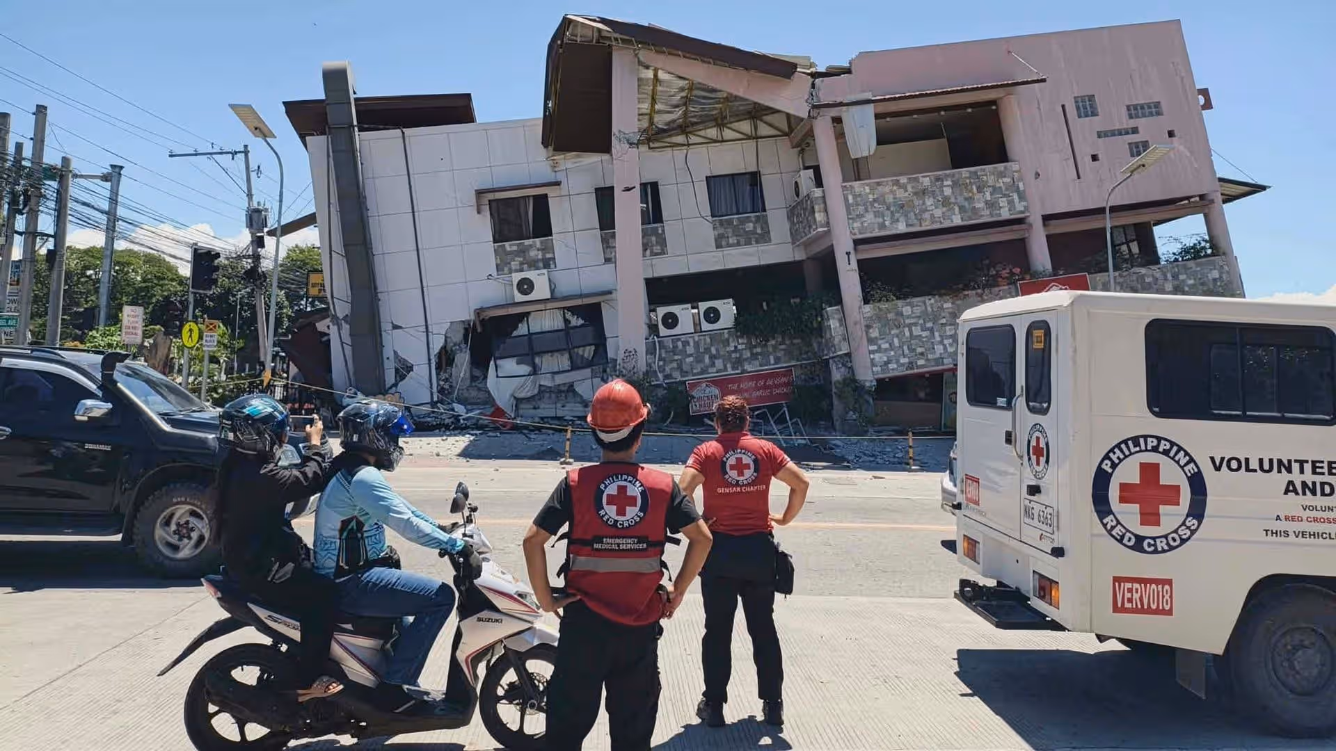 Los equipos de rescate buscan sobrevivientes entre los escombros de los edificios comerciales colapsados en la ciudad portuaria.