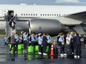 Los jugadores de la Selección de Uruguay en Cancún descendieron del avión para dirigirse a su hotel de concentración.