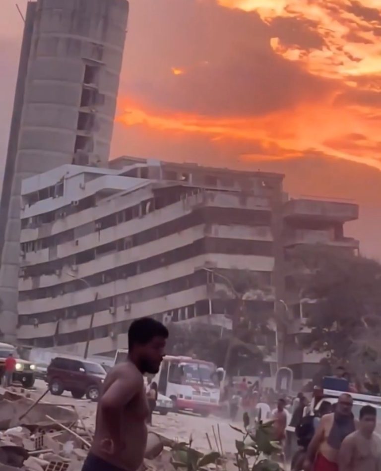Los equipos de rescate buscan sobrevivientes entre los escombros de los edificios colapsados en la capital tras el sismo.