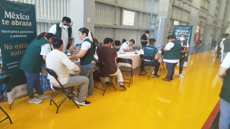 Personal de Sanidad Internacional inspecciona las bitácoras de los vuelos comerciales en el Aeropuerto de Cancún.