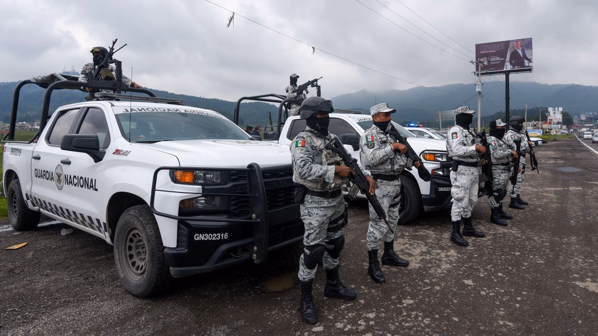 Las fuerzas federales y estatales resguardaron la zona boscosa donde ocurrió el hallazgo de los cuerpos de la pareja.