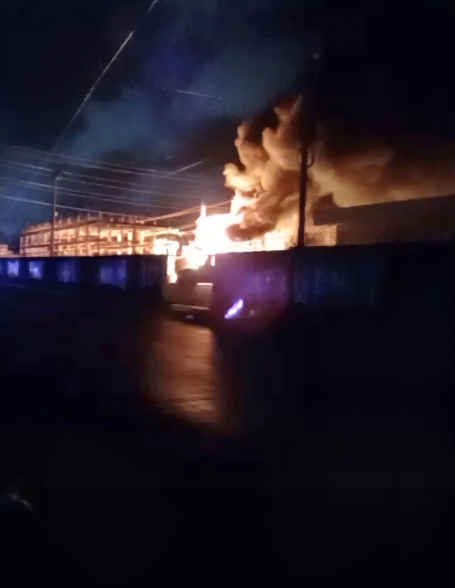 Elementos de bomberos controlaron oportunamente el incendio en el transformador de potencia de la CFE en la Región 96.