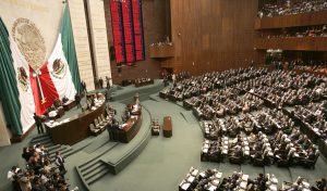 La Comisión Permanente del Congreso de la Unión sesiona para aprobar las licencias de diversos legisladores federales.