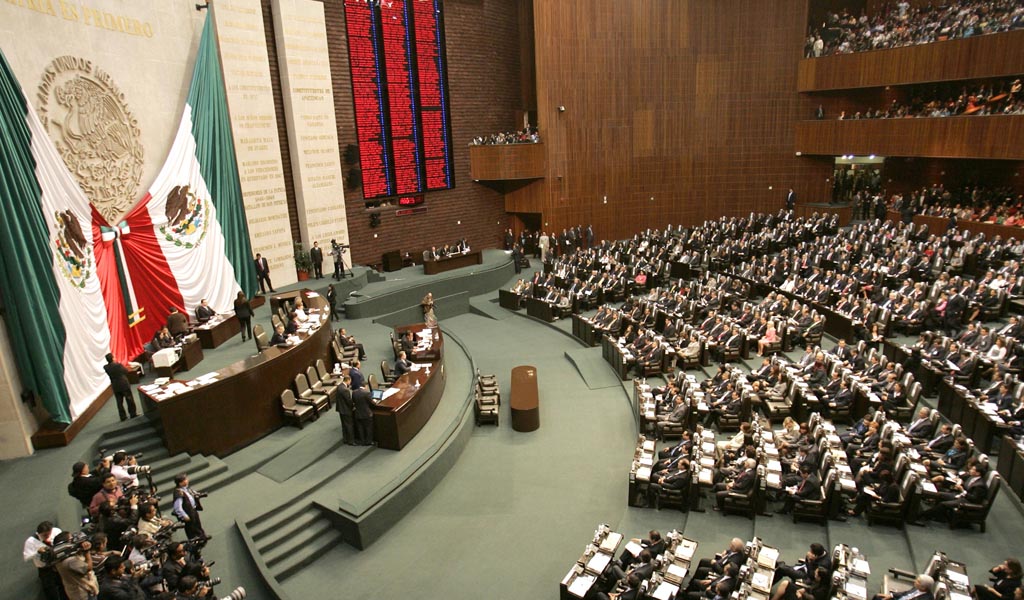 La Comisión Permanente del Congreso de la Unión sesiona para aprobar las licencias de diversos legisladores federales.