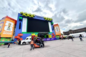 Las estructuras metálicas del Fan Fest en el Zócalo permanecen listas a la espera de la resolución del gobierno federal.
