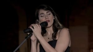 Condena Irán a 74 latigazos a cantante por concierto sin velo