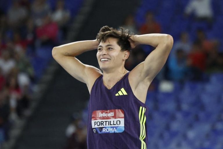 El saltador chihuahuense Erick Portillo celebra en lo más alto del podio tras dominar la competencia de salto de altura en Ostrava.