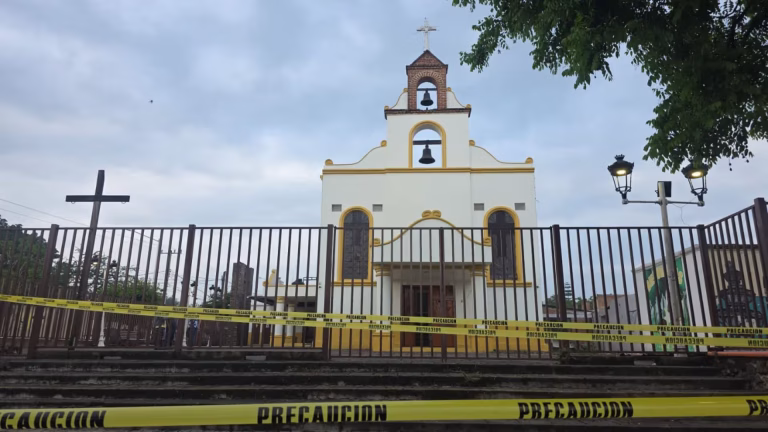 Las cámaras de seguridad del templo captaron el momento exacto en que los ladrones forzaron los candados de seguridad.