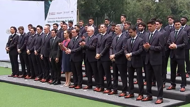 La presidenta Claudia Sheinbaum Pardo tomó el juramento a los integrantes de la Selección Mexicana en la cancha principal del CAR.