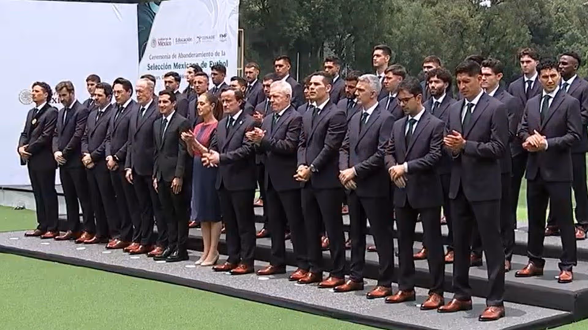 La presidenta Claudia Sheinbaum Pardo tomó el juramento a los integrantes de la Selección Mexicana en la cancha principal del CAR.