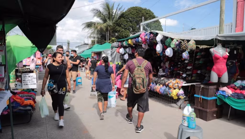 Los tianguistas de Cancún exhiben una gran variedad de productos y camisetas deportivas alusivas al torneo mundial.