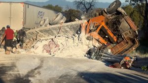 Elementos de la Guardia Nacional coordinan las labores de remoción tras el aparatoso accidente en la autopista México-Puebla.