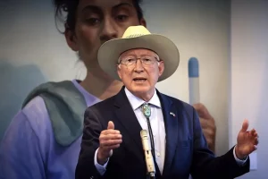El exembajador Ken Salazar defiende la postura de Washington ante la FGR