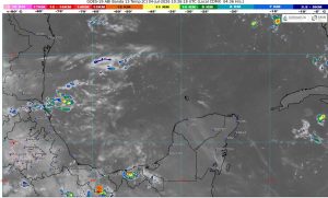 Las costas resienten el incremento del oleaje y los vientos causados por la humedad del mar Caribe.