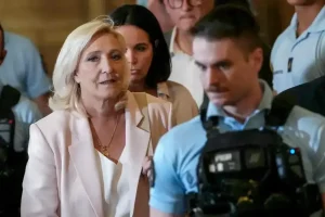 Condenan a Marine Le Pen por corrupción en Tribunal de París