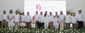 La gobernadora Mara Lezama Espinosa junto al alcalde Erik Borges Yam durante la Sesión Solemne de Cabildo en el municipio de José María Morelos.