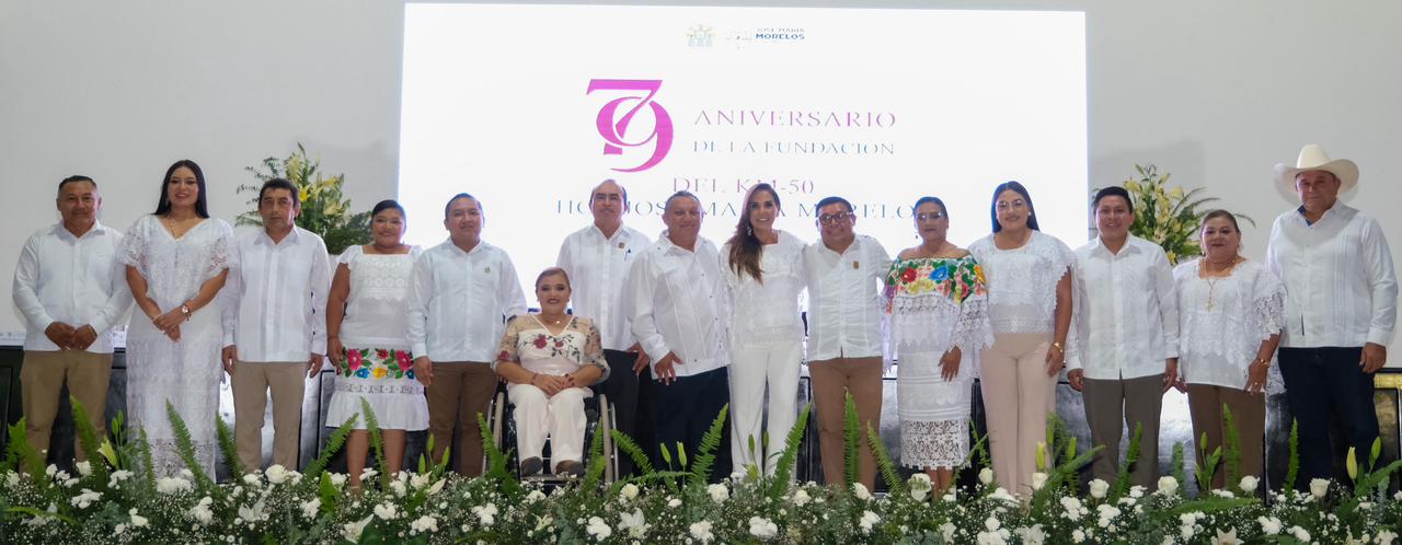 La gobernadora Mara Lezama Espinosa junto al alcalde Erik Borges Yam durante la Sesión Solemne de Cabildo en el municipio de José María Morelos.