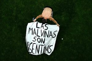 Los jugadores del conjunto albiceleste posaron con un mensaje sobre las islas tras vencer al equipo de Inglaterra en las semifinales.