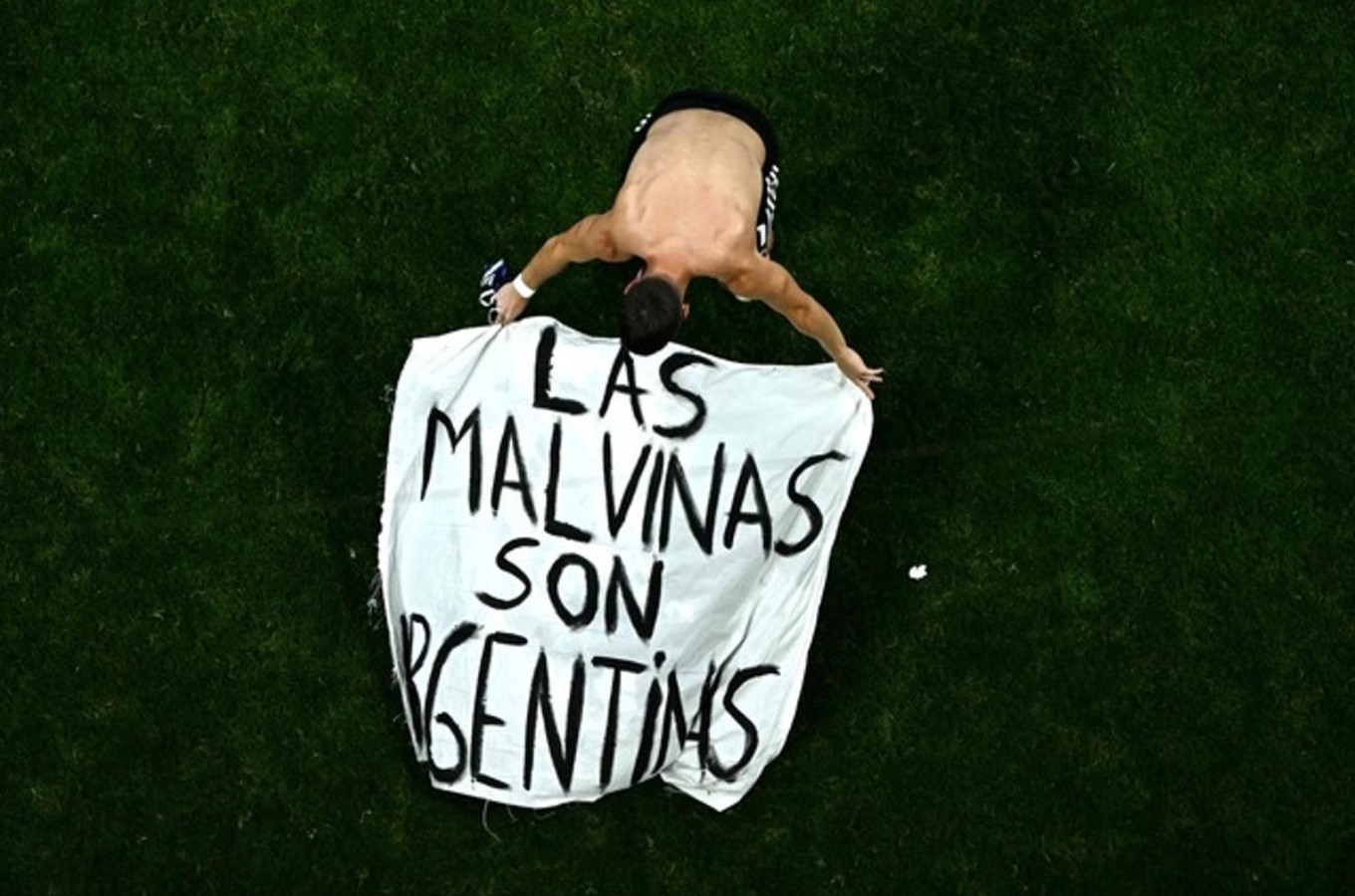 Los jugadores del conjunto albiceleste posaron con un mensaje sobre las islas tras vencer al equipo de Inglaterra en las semifinales.