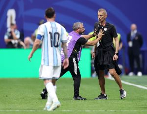 El astro argentino Lionel Messi en el Mundial celebra eufóricamente el gol del empate que revivió a su selección en Atlanta.