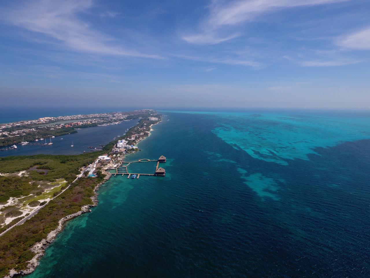 Guardaparques del Parque Marino de Cancún realizan labores de inspección a embarcaciones turísticas con recursos limitados.