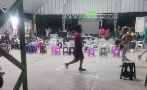 Elementos periciales recolectan los indicios balísticos tras el ataque armado en Yautepec dentro de la cancha comunitaria.