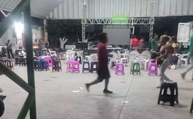 Elementos periciales recolectan los indicios balísticos tras el ataque armado en Yautepec dentro de la cancha comunitaria.