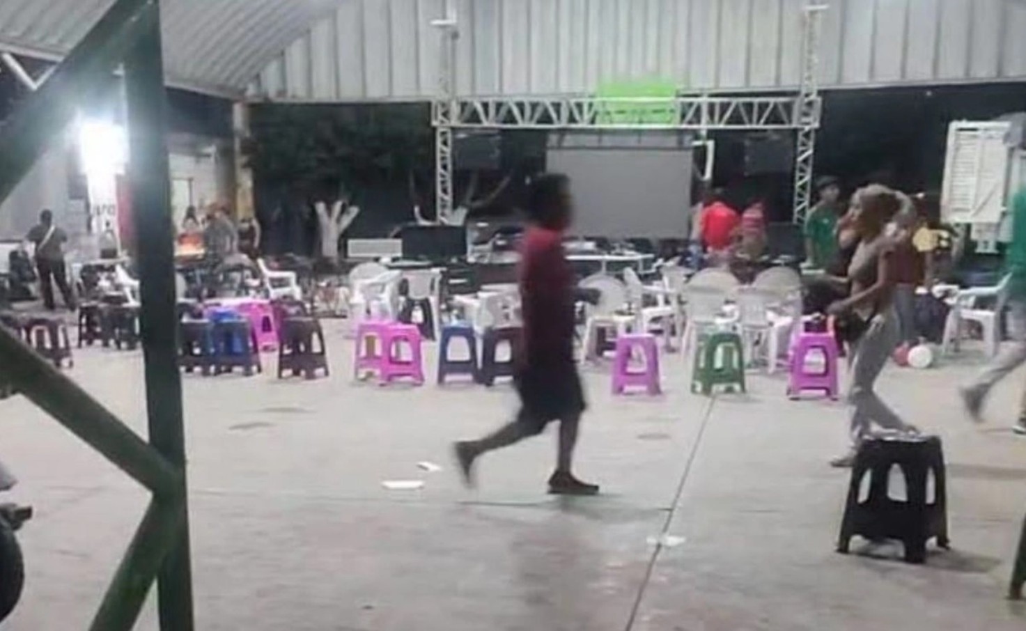 Elementos periciales recolectan los indicios balísticos tras el ataque armado en Yautepec dentro de la cancha comunitaria.
