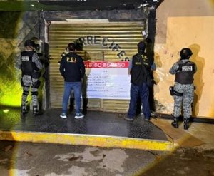 Los agentes ministeriales colocaron los sellos de aseguramiento en las puertas del bar ubicado en la colonia Barrio Bravo.
