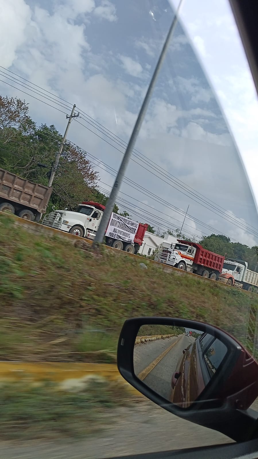 Más de un centenar de camiones avanzaron en caravana pacífica sobre la vía federal con rumbo a la terminal aérea de Tulum.