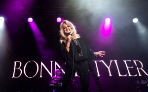 La cantante británica Bonnie Tyler destacó en la década de los ochenta por su estilo rock glamuroso.
