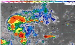 Habitantes y turistas caminan bajo un cielo nublado que anticipa cambios en el clima en Quintana Roo.