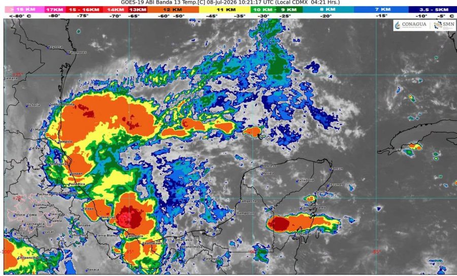 Habitantes y turistas caminan bajo un cielo nublado que anticipa cambios en el clima en Quintana Roo.
