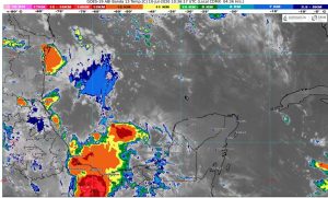 Habitantes de Playa del Carmen caminan bajo el cielo nublado provocado por los efectos de la onda tropical número 18 en el litoral.