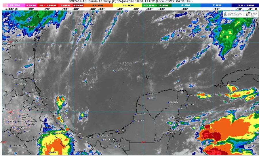 Habitantes y turistas caminan bajo la lluvia en las calles principales de Playa del Carmen debido al paso de la onda tropical 19.