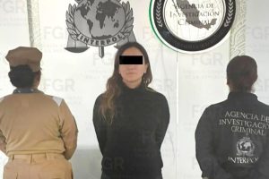 Personal de la FGR y de la Marina trasladaron a la detenida bajo un estricto protocolo de seguridad federal.