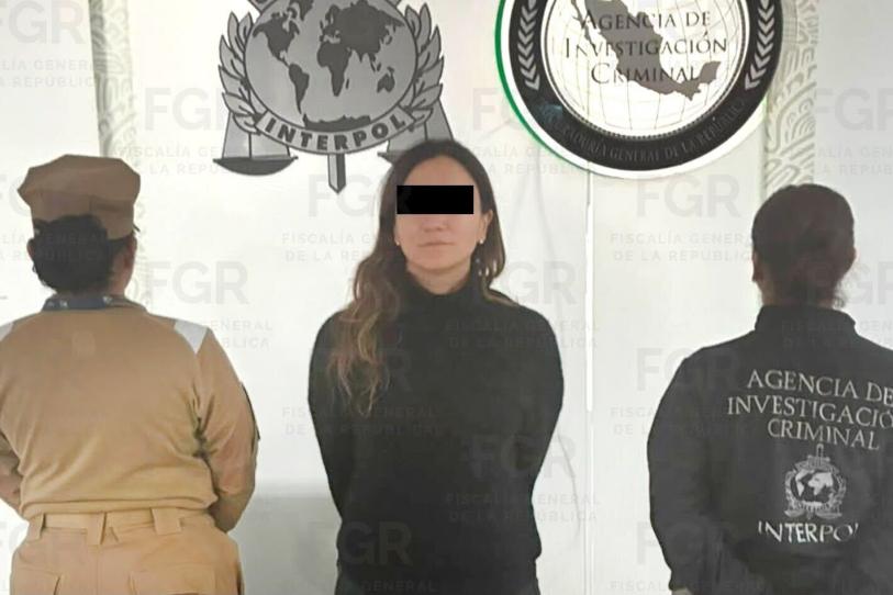 Personal de la FGR y de la Marina trasladaron a la detenida bajo un estricto protocolo de seguridad federal.