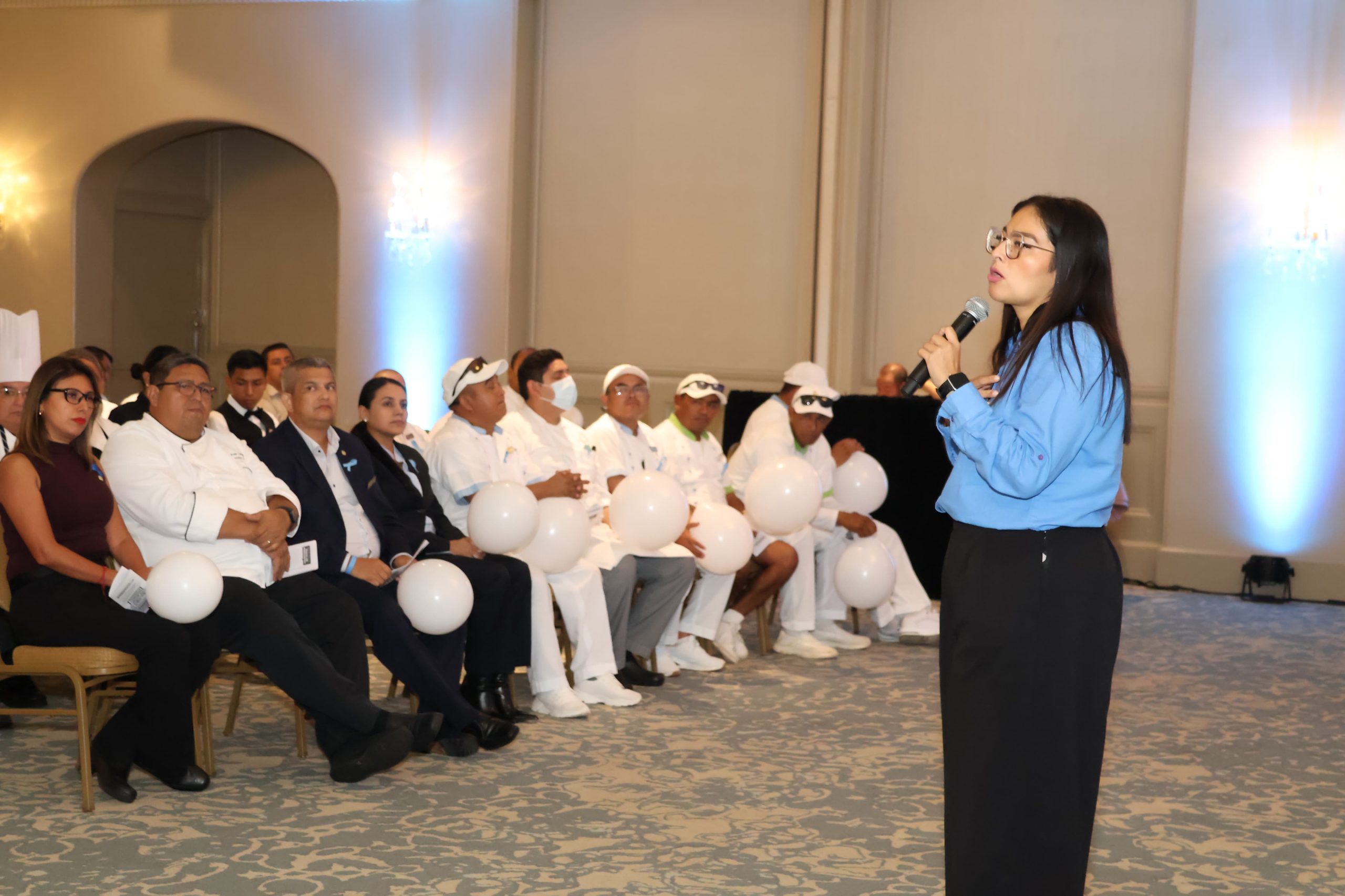 Autoridades del DIF Benito Juárez entregaron el distintivo de prevención al gerente general del hotel Kempinski Resort.