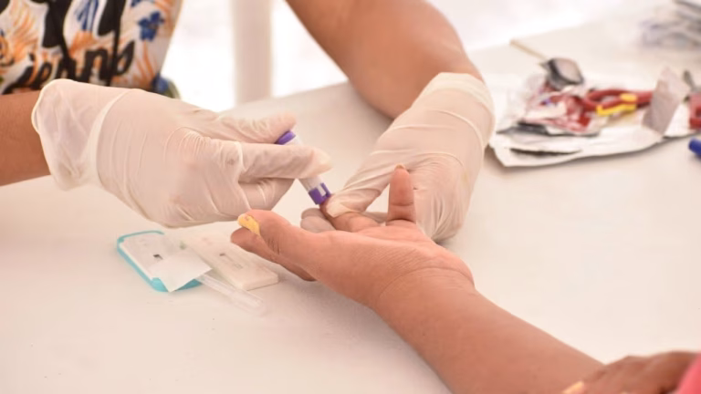 La OMS urgió a los países a intensificar la aplicación de vacunas y pruebas de detección temprana contra las infecciones hepáticas.